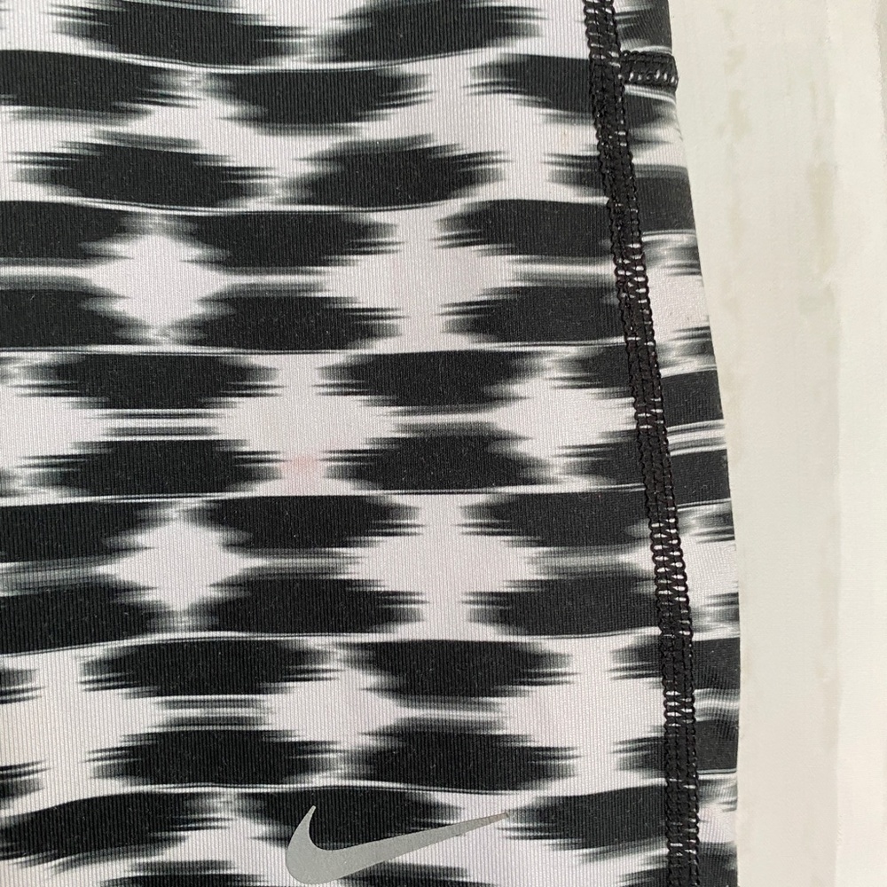 NIKE Women’s Relay Printed Crop Legging Black White Extra Small XS - Picture 13 of 14